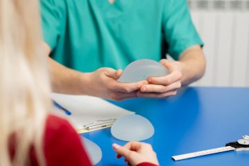Guía práctica de implantes de senos según actividad física y resultados