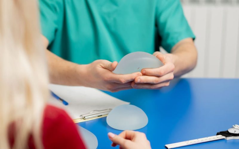 Guía práctica de implantes de senos según actividad física y resultados